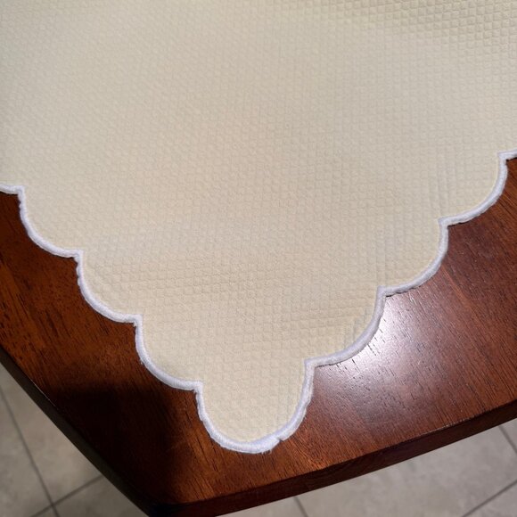 Matouk Savannah Gardens Tablecloth - 58"x136" - Butter Yellow - Picture 2 of 4